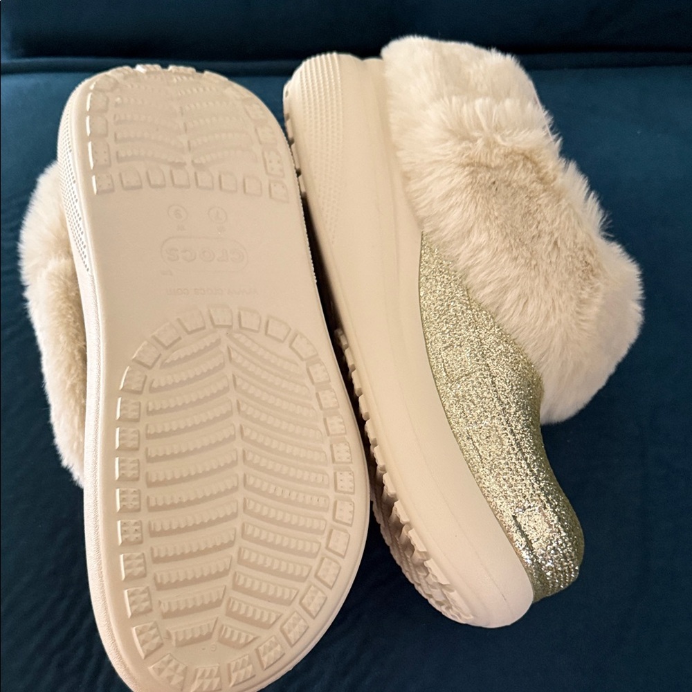 CROCS women’s  Gold Glitter Clog with Cream Faux Fur Lining - Picture 3 of 4